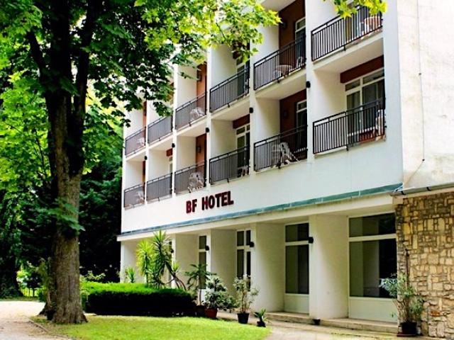 Hotel és Üdülőház a Balaton déli partján közvetlenül a vízparton