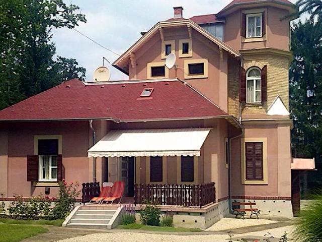 A villa Balatonföldvár frekventált részén a tó 5 percnyi sétára