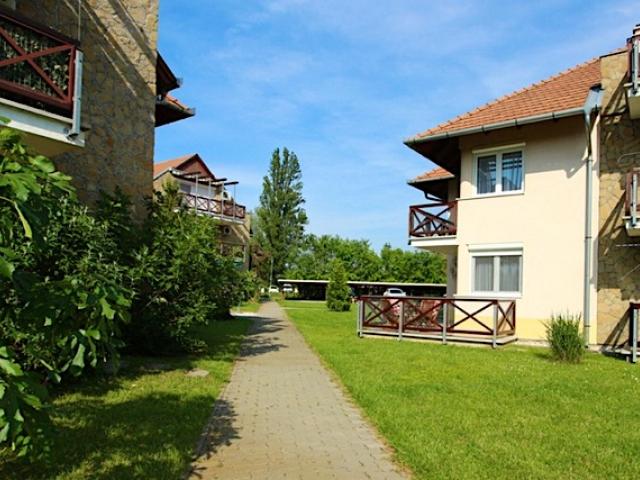 Balatonőszödön 4 fős apartman a Balatontól 150 m-re saját stranddal